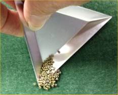 Aluminum bead triangle scoop